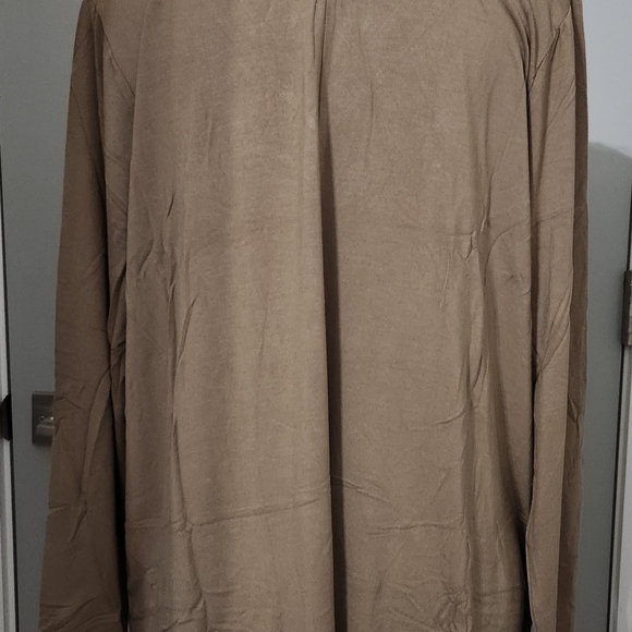 Zenana 1X brown v neck long sleeved shirt w/ leopard pocket. NWT - Picture 4 of 5